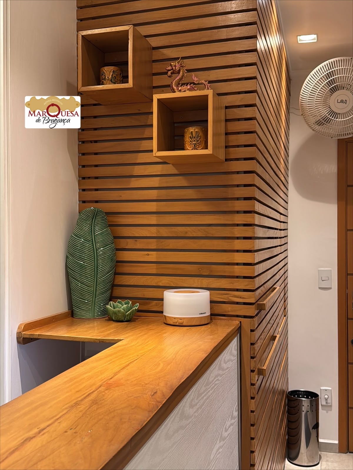 Painel ripado de madeira com nichos decorativos e bancada
